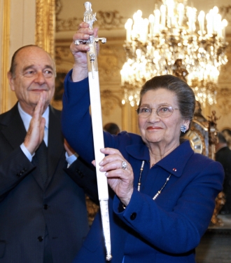 Simone Veil aux c&ocirc;t&eacute;s de Jacques Chirac lors de la remise de son &eacute;p&eacute;e d'acad&eacute;micienne (AFP)