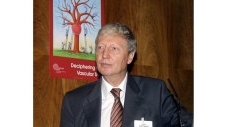 Le biologiste fran&ccedil;ais Jules Hoffmann, 70 ans, r&eacute;compens&eacute; lundi par le prix Nobel de m&eacute;decine, a su en &eacute;tudiant le syst&egrave;me immunitaire de la mouche du vinaigre, montrer l'importance d'une premi&egrave;re ligne de d&eacute;fense contre les micro-organismes que l'homme partage avec les insectes.  (c) Afp